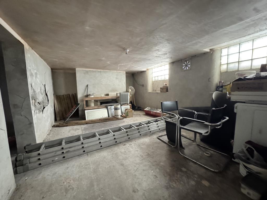 Lot: 76 - FREEHOLD MIXED USE INVESTMENT - Basement, partly renovated